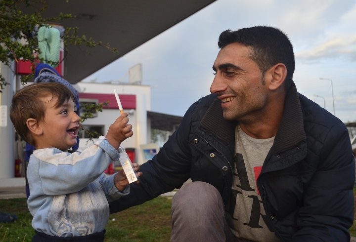 Un padre con su hijo en Idomeni (2016)