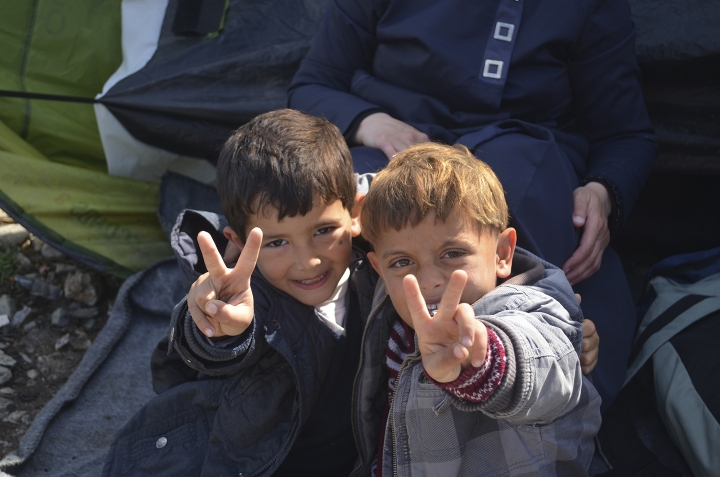 Dos niños hacen el símbolo de Victoria en Idomeni (2016)