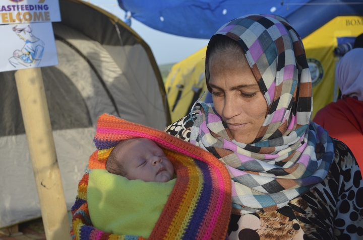 Beb&eacute; nacido en Idomeni en brazos de su madre siria (2016)
