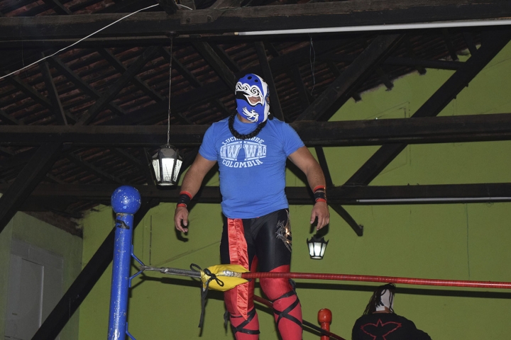 Luchador parado en la segunda cuerda