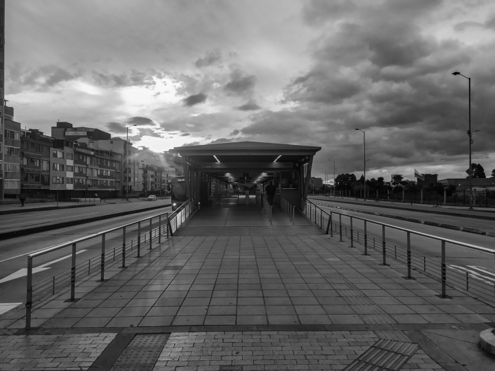 Estación de Recinto Ferial sobre la calle 26 / 5 pm, 9 de abril