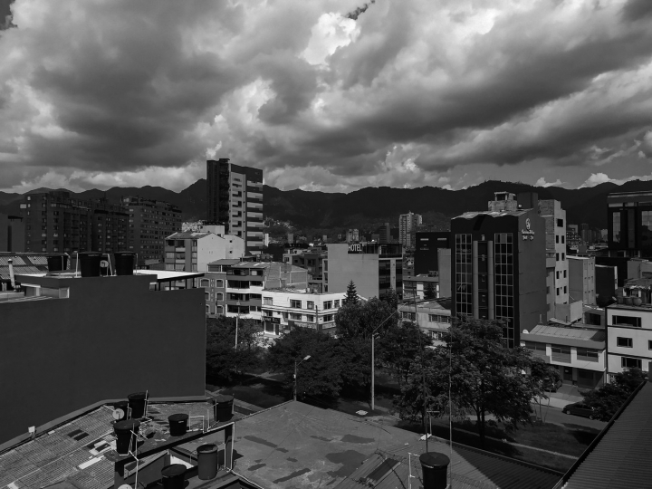 Vista de la ciudad y de la carrera 40 / 2 pm, 14 de abril