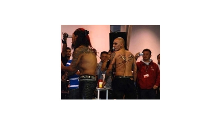 Show de suspensión corporal en la Cuarta Convención de Tatuajes 2011, Corferias.