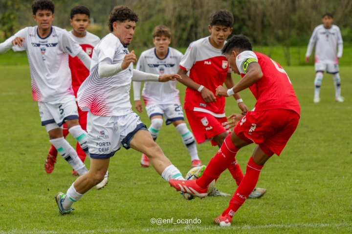 El partido fue luchado en la mitad de la cancha