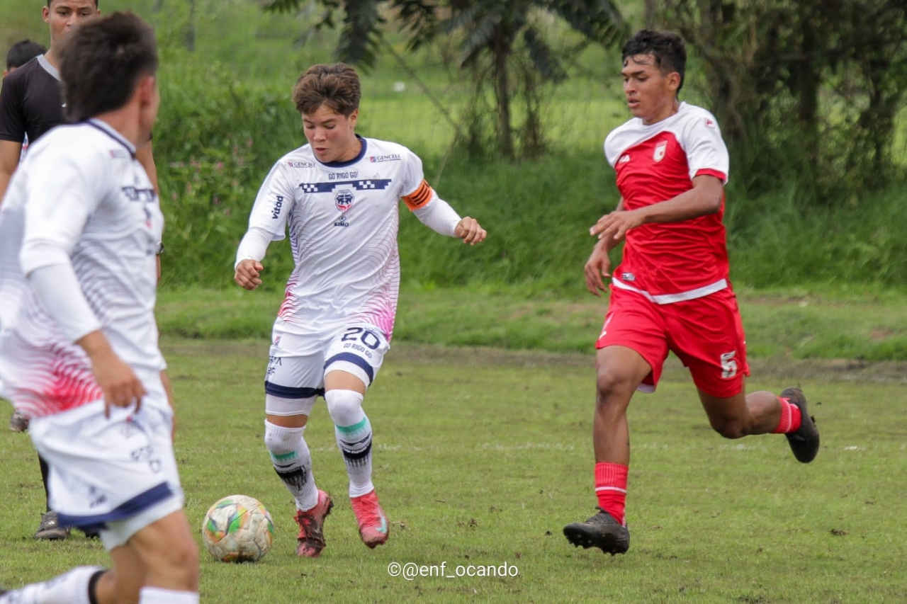 Fortaleza empató con SantaFe|Fortaleza aprovechó los goles del rival pero no pudo convertir en el primer tiempo|SantaFe llegó como líder del grupo|El portero de Fortaleza fue figura, además atajó un penalti|El partido fue luchado en la mitad de la cancha|Juanes Cadena puso el primero para el local|El marcador se abrió en el segundo tiempo|SantaFe tuvo un penalti a favor que desperdició|El partido fue demasiado parejo|SantaFe empató en los últimos minutos|Con el empate 1-1 ambos equipos capitalinos se encuentran como favoritos|Equipo de Fortaleza sub17A|||
