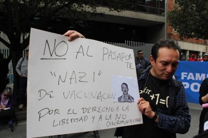 Pancarta en contra de medidas como el &lsquo;Pasaporte Covid&rsquo;.