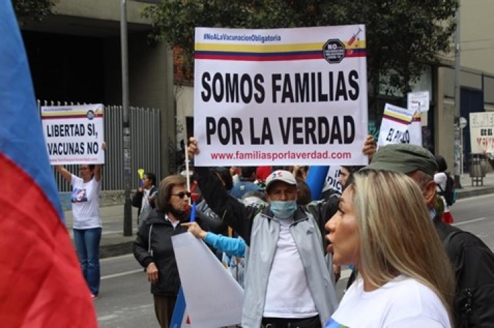 Plant&oacute;n dirigido por &lsquo;Familias por la verdad&rsquo;, se manifiestan en contra de la vacunaci&oacute;n el 27 de agosto frente al Ministerio de Salud.