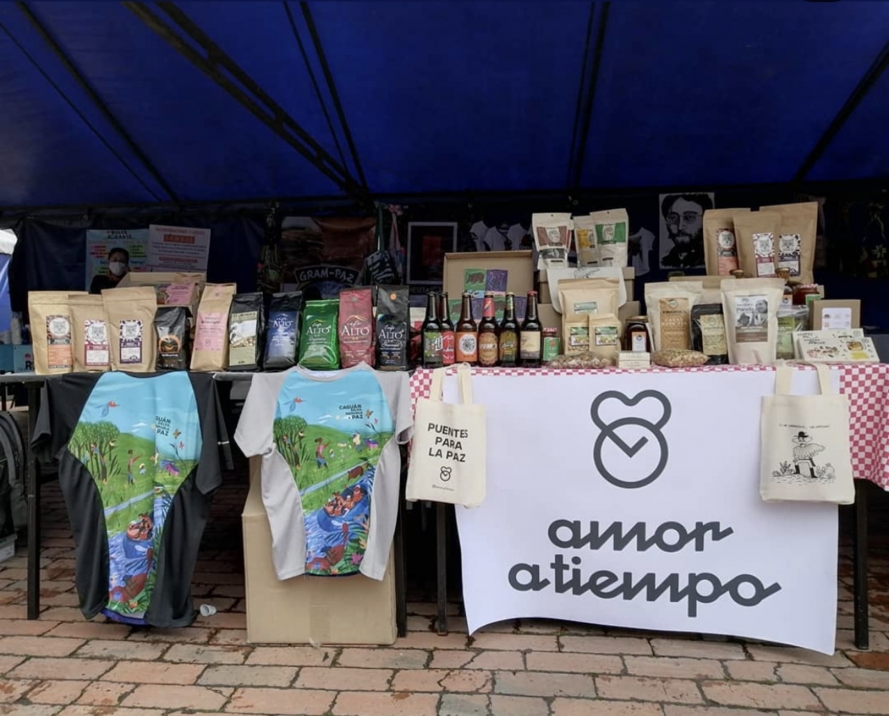 Stand de Amor a Tiempo en el mercado campesino en Bogotá.|Amor a Tiempo vende los productos del campo en la ciudades.|||