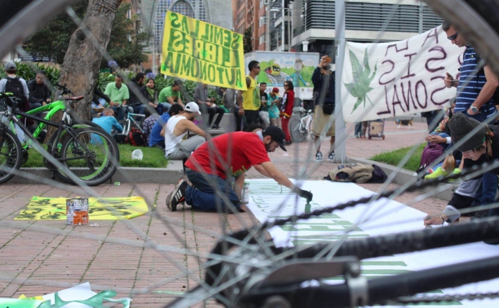 M&aacute;s de 200 bogotanos marcharon por la marihuana