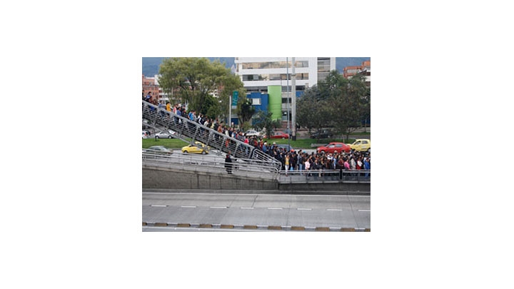 Estaciones de Transmilenio no dan abasto en horas pico