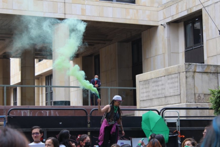 Se pinta de verde la calle 12 con carrera Séptima