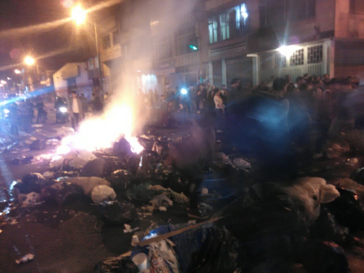 Los ciudadanos prendieron fuego a varias de las barricadas de basura. Foto tomada por Daniela Grimaldo