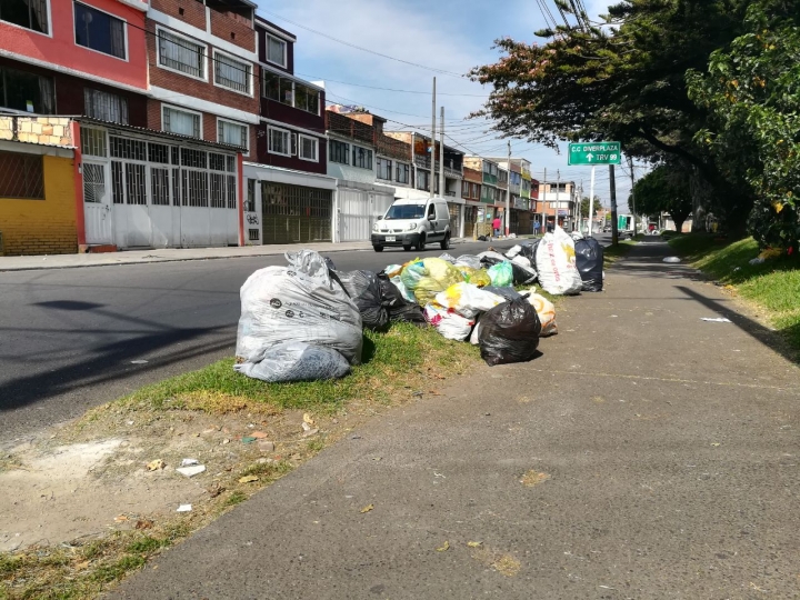 Diez montañas de basura cierran acceso a Engativá