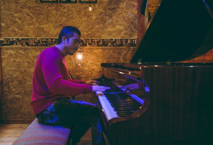 Alejandro Orozco se vuelve uno con el piano