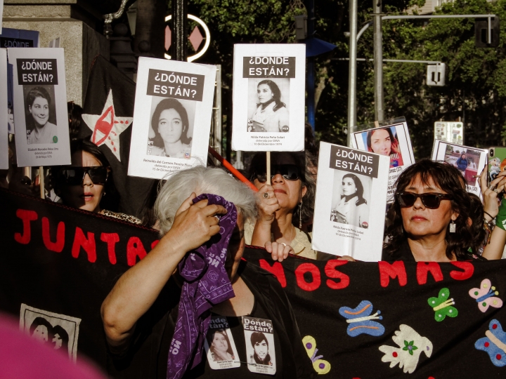 Mujer baila “cueca sola” por las desaparecidas en el golpe militar, en la Biblioteca Nacional.