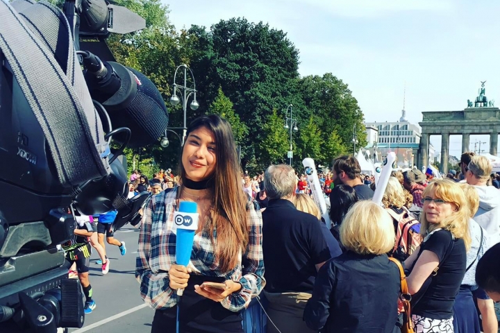 Julieth cubriendo la Maratón de Berllín en 2016 .