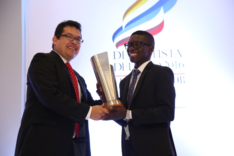 Luis Ordoñez entregando el premio de deportista del año al boxeador Yuberjén Martínez.