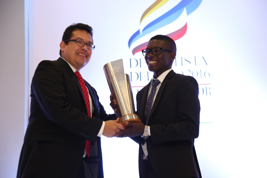 Luis Ordo&ntilde;ez entregando el premio de deportista del a&ntilde;o al boxeador Yuberj&eacute;n Mart&iacute;nez.