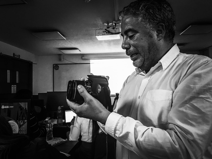 Foto a Freddy, camarógrafo y fotógrafo colombiano, dando clases en UR