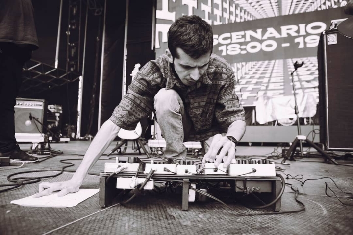 Nicolás preparándose para tocar en el Festival Estéreo Picnic