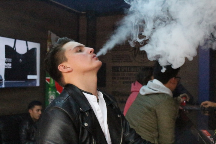 Joven vapea en ´Vapor kingdom´, tienda de cigarrillos electrónicos.