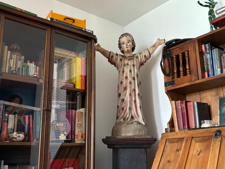 Foto 4. Escultura del Ni&ntilde;o Jes&uacute;s en su base de madera, recuperado por Armando en su viaje a Santander.