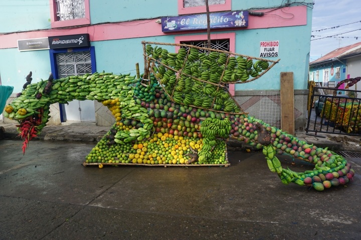 Drag&oacute;n hecho con frutas