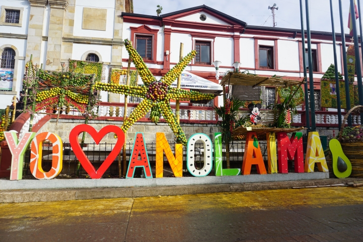 El letrero &quot;Yo amo Anolaima&quot; del parque central se adorna con las figuras hechas con frutas