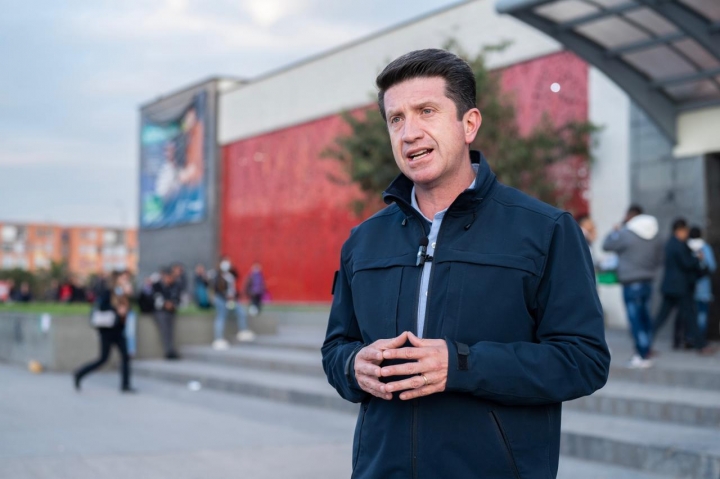 Diego Molano tiene 52 a&ntilde;os. Estudi&oacute; un posgrado en la Universidad de Columbia en Nueva York.