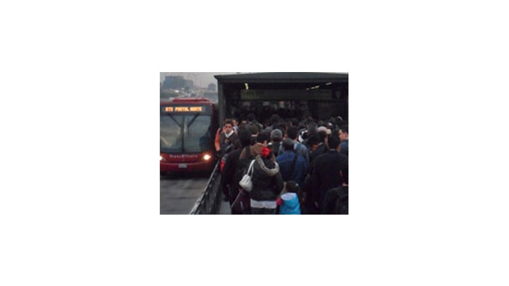 Las filas para comprar los tiquetes generan gran congestión en las estaciones de TransMilenio.