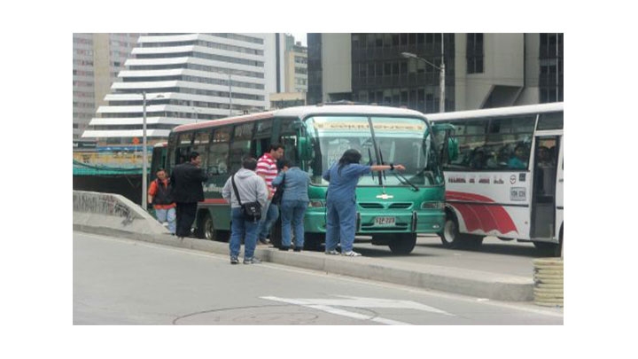 En riesgo peatones sobre la Calle 26