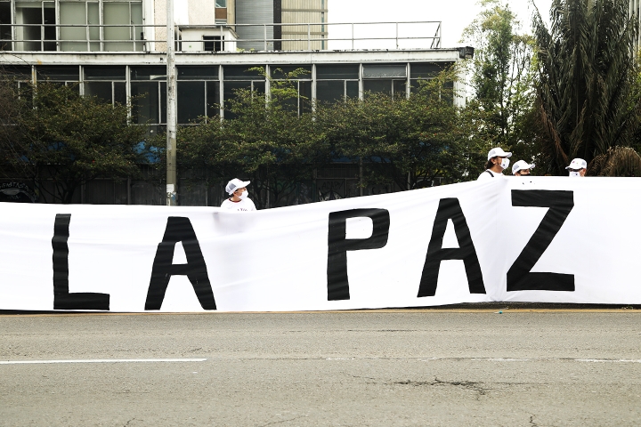 Pancarta con la palabra Paz de las FARC