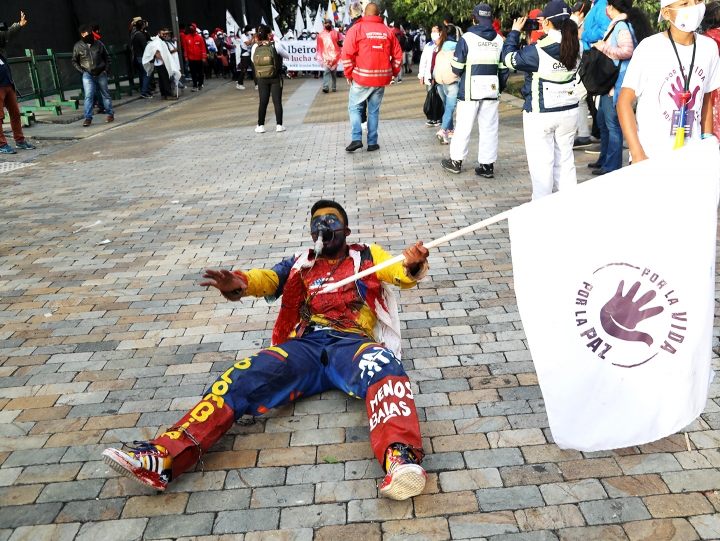 Performance de un actor y activista en las marchas de las FARC