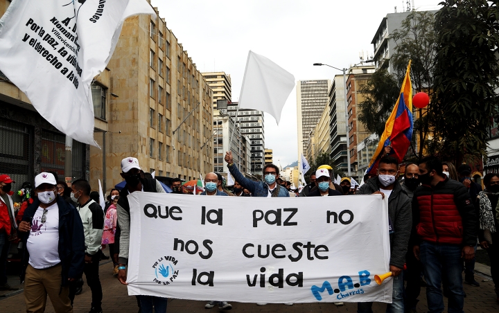 Marcha de las FARC encabezadas por Pastor Alape y por Carlos Lozada