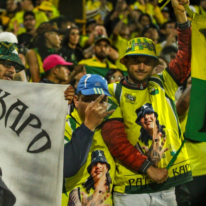 La hinchada de los "Bucaros" acompa&ntilde;&oacute; a su equipo y llen&oacute; el estadio