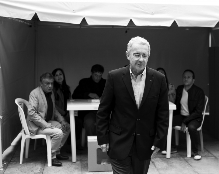 &Aacute;lvaro Uribe, ex presidente de la Rep&uacute;blica, cierra los ojos despu&eacute;s de haber ejercido su derecho al voto