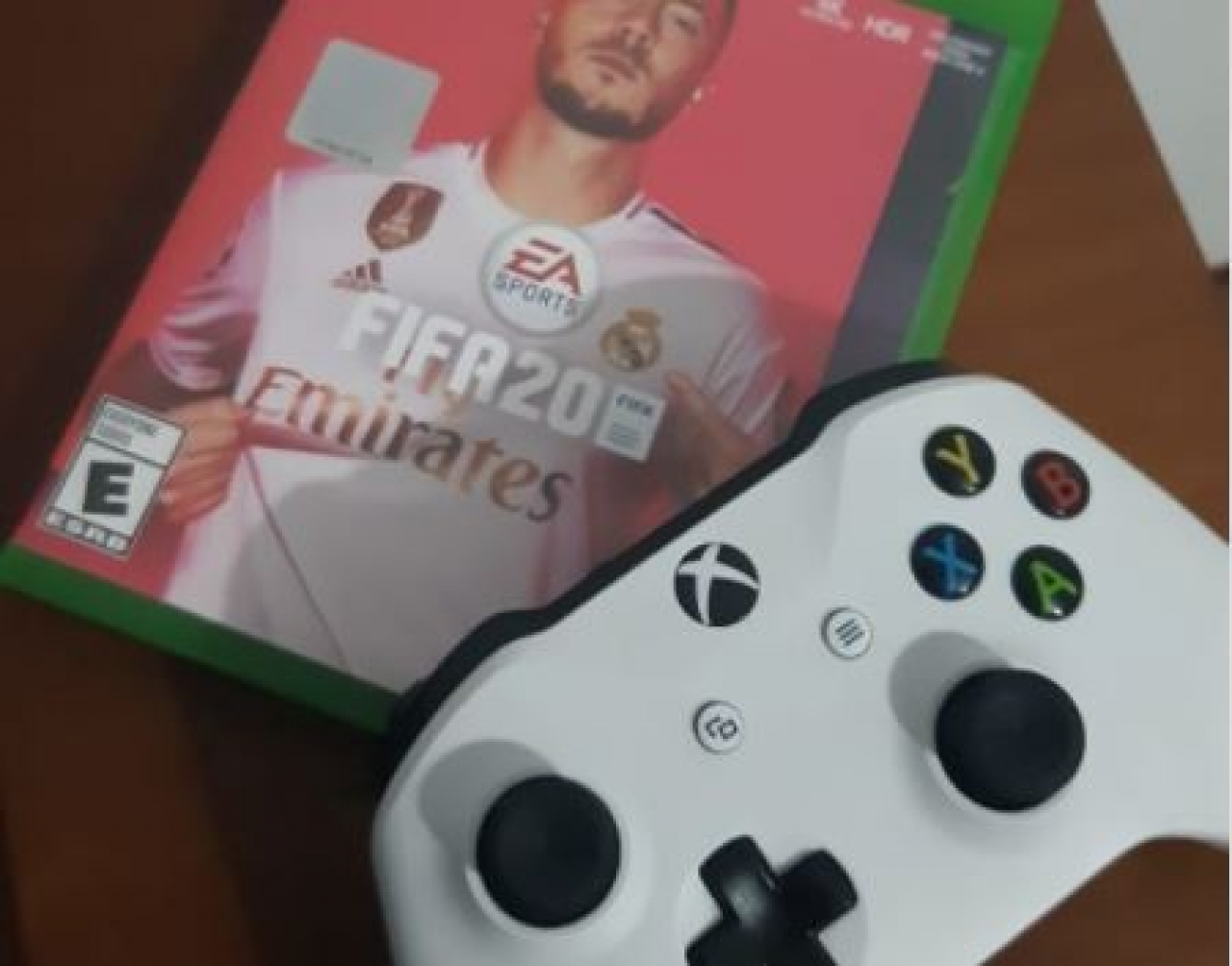 Control Xbox One y videojuego FIFA 20.|||