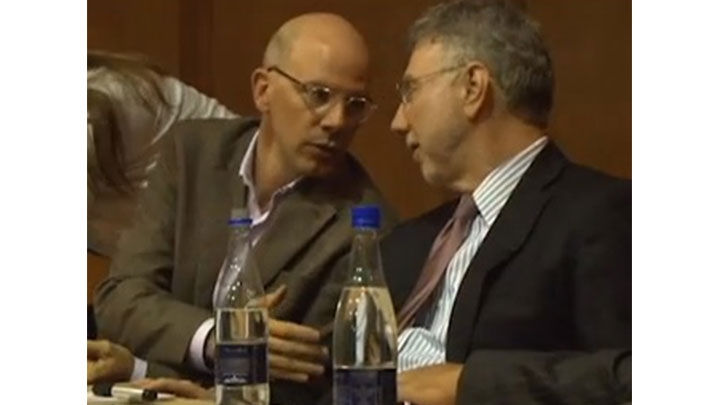 Alejandro Santos y Martin Baron discutieron sobre c&oacute;mo hacer buen periodismo con presiones econ&oacute;micas.
