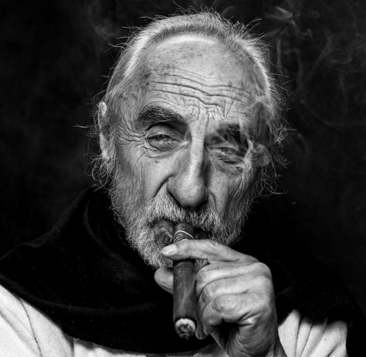 Serie de retratos de Alfredo Molano con cigarro habano en mano.