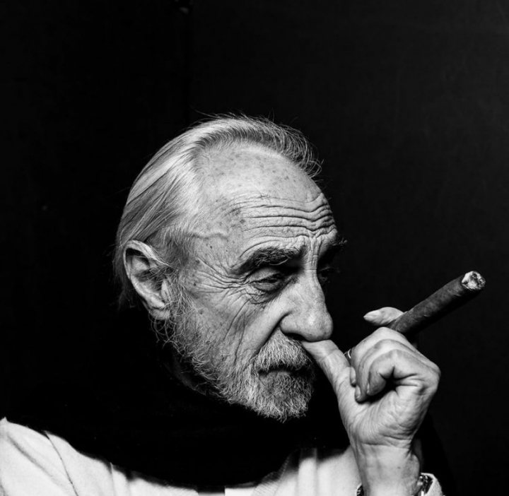 Serie de retratos de Alfredo Molano con cigarro habano en mano.