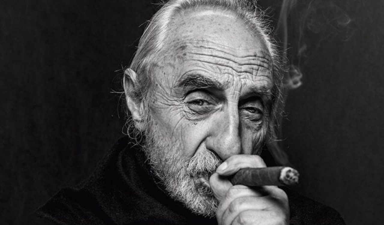 Serie de retratos de Alfredo Molano con cigarro habano en mano.|Serie de retratos de Alfredo Molano con cigarro habano en mano.|Serie de retratos de Alfredo Molano con cigarro habano en mano.|||