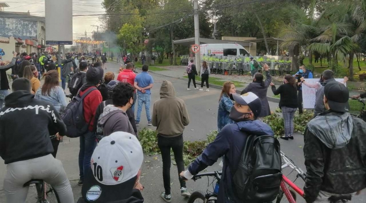 Manifestantes en frente del CAI de Villa Luz