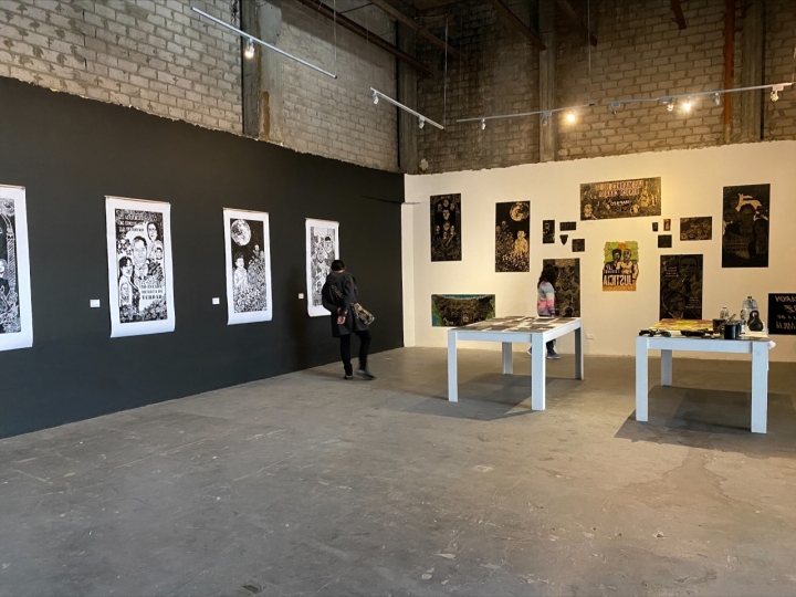 Entrada a Espacio Ode&oacute;n con las piezas de &lsquo;Redistribuci&oacute;n&rsquo;