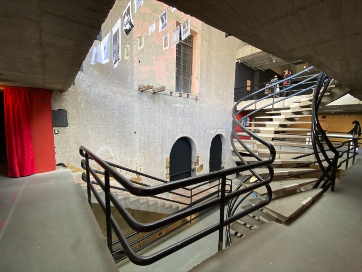 Entrada a Espacio Ode&oacute;n con las piezas de &lsquo;Redistribuci&oacute;n&rsquo;