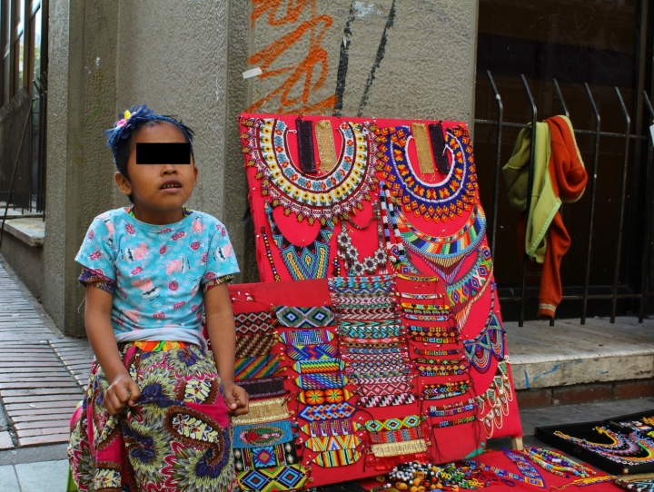 Mendicidad y comercio ambulante indígena aumentan en Bogotá