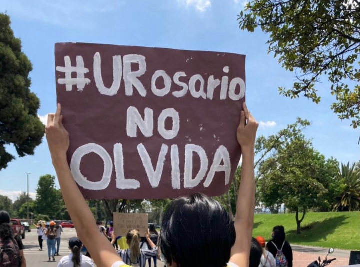 Marcha pac&iacute;fica de estudiantes de la Universidad del  Rosario en el parque Sim&oacute;n Bol&iacute;var
