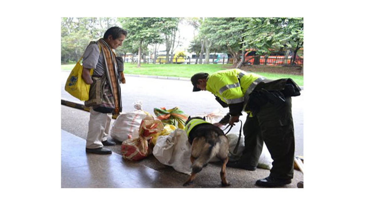Patrullero Wilmer Yessid Sánchez hace inspección con el canino Danger en Semana Santa en el terminal del Salitre en Bogotá.|||