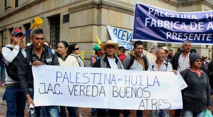 Delegación del municipio de Palestina (Huila) reclaman por la falta de apoyo. Foto: Laura Lucía González