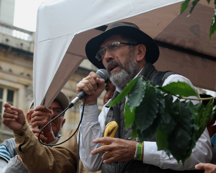 El líder campesino Óscar Gutiérrez le exige al ministerio de Agricultura que los atienda. Foto: Laura Lucía González