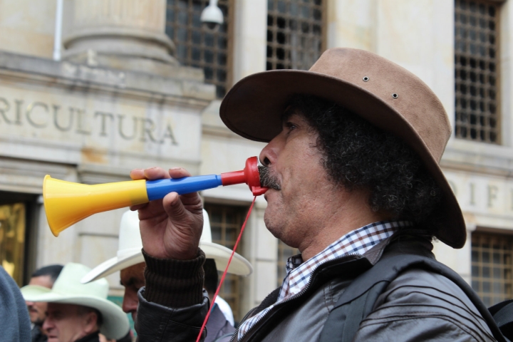 “¡Qué viva el campo colombiano!” y “¡Qué vivan los campesinos de Colombia!” fueron las consignas del plantón. Foto: Laura Lucía González